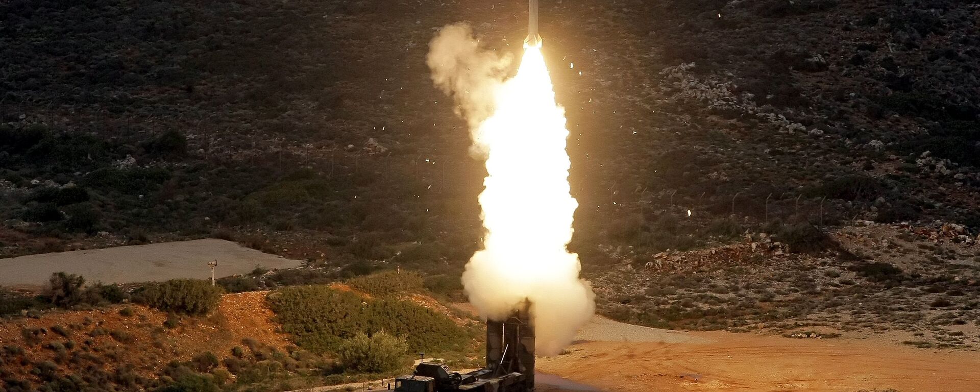 An S-300 PMU-1 anti-aircraft missile launches during a Greek army military exercise near Chania on the island of Crete on December 13, 2013 - Sputnik International, 1920, 10.02.2021