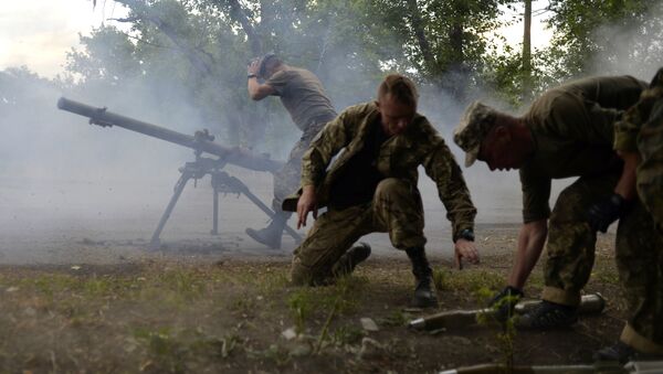 Ukrainian servicemen shout from SPG-9 antitank grenade launcher during the combat with the militia near Avdeevka, Donetsk region, on June 18, 2015 - Sputnik International