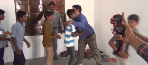 Most hugs in one minute - Guinness World Records - Sputnik International