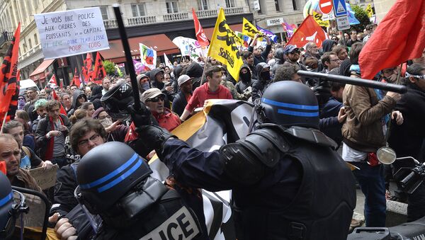 Security forces clash with demonstrators during a protest called by seven labour unions and students against the labour and employment law reform on May 26, 2016 in Bordeaux, southwest France. - Sputnik International