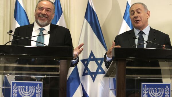 Israeli Prime Minister Benjamin Netanyahu (R) and Avigdor Lieberman (L), the head of hardline nationalist party Yisrael Beitenu, are seen during a ceremony in which they signed a coalition agreement on May 25, 2016 at the Knesset, the Israeli parliament in Jerusalem - Sputnik International