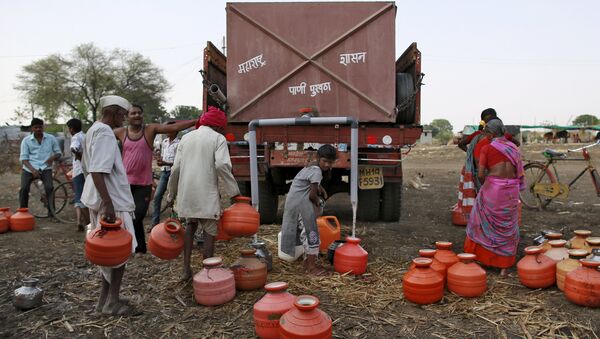 People fill their containers with water from water at a village in Osmanabad, India, April 15, 2016 - Sputnik International
