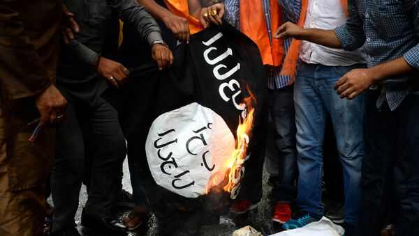 Activists from the right-wing Hindu Sena group burn a flag of the jihadist Islamic State group in New Delhi on August 5, 2015 - Sputnik International