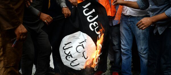 Activists from the right-wing Hindu Sena group burn a flag of the jihadist Islamic State group in New Delhi on August 5, 2015 - Sputnik International