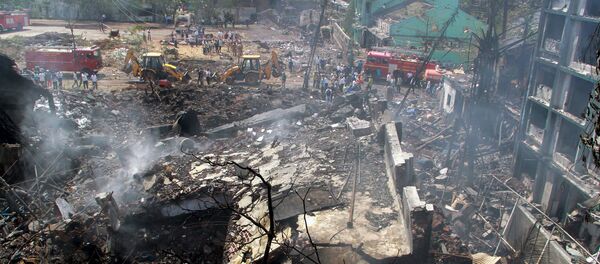 Indian rescue teams gather at the site of an explosion and fire that destroyed a chemical plant in Mumbai on May 26, 2016 - Sputnik International
