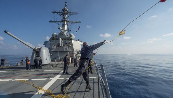 Boatswain’s Mate 3rd Class Dontrell Dorsett, from Fort Worth, Texas, heaves a line over the side of USS Cole (DDG 67) during a man overboard drill (File) - Sputnik International