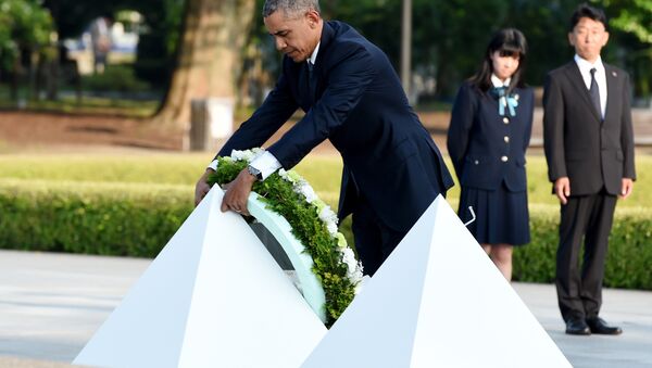 US President Barack Obama places a wreath at the cenotaph in the Peace Momorial park in Hiroshima on May 27, 2016 with Japanese Prime Minister Shinzo Abe. Obama on May 27 paid a moving tribute to victims of the world's first nuclear attack - Sputnik International