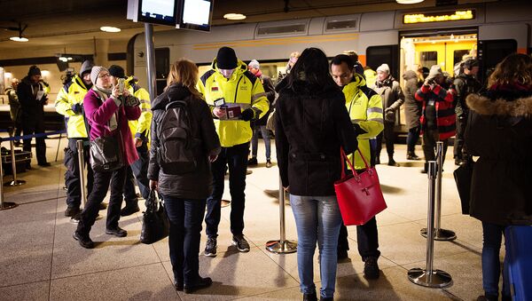 Security checks travellers IDs on January 4, 2016 at the train station in Kastrup (Denmark), the last stop before Sweden - Sputnik International