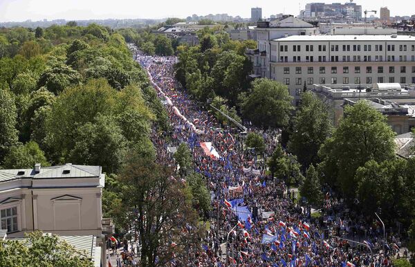 People marching during an anti-government demonstration organized by Poland's main opposition parties. Warsaw, May 7, 2016 People marching during an anti-government demonstration organized by Poland's main opposition parties. Warsaw, May 7, 2016 - Sputnik International