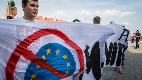 Polish farright activists hold anti-EU banner as they take part in demonstration against accepting over 2000 immigrants to Poland, Warsaw on a July 25, 2015 - Sputnik International