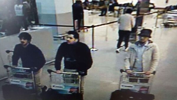 In this image provided by the Belgian Federal Police in Brussels on Tuesday, March 22, 2016, three men who are suspected of taking part in the attacks at Belgium's Zaventem Airport and are being sought by police - Sputnik International