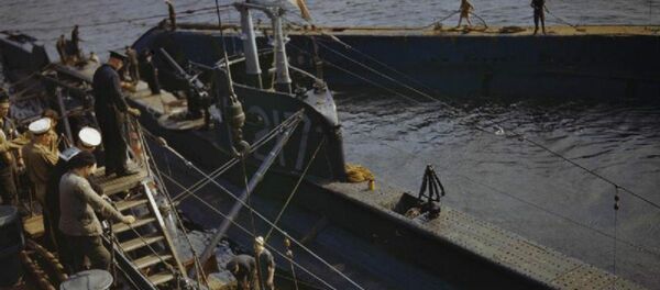 The depot ship HMS FORTH transferring a practice torpedo to the submarine P311 The depot ship HMS FORTH transferring a practice torpedo to the submarine P311 - Sputnik International