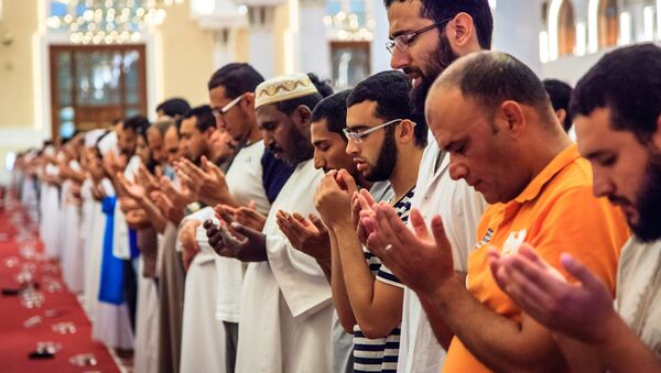 Muslim men praying at a mosque - Sputnik International