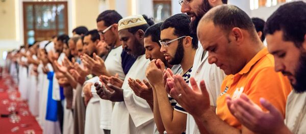 Muslim men praying at a mosque - Sputnik International