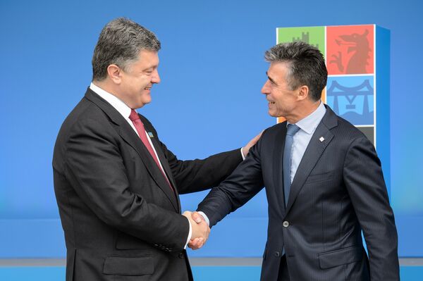 NATO Secretary General Anders Fogh Rasmussen (R) greets Ukrainian President Petro Poroshenko (L) during the 2014 NATO Summit in Newport, Wales, on September 4, 2014 NATO Secretary General Anders Fogh Rasmussen (R) greets Ukrainian President Petro Poroshenko (L) during the 2014 NATO Summit in Newport, Wales, on September 4, 2014 - Sputnik International