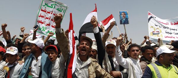Yemenis shout slogans and wave national flags as they take part in celebrations marking the 26th anniversary of Yemen's 1990 reunification in the capital Sanaa on May 22, 2016 - Sputnik International