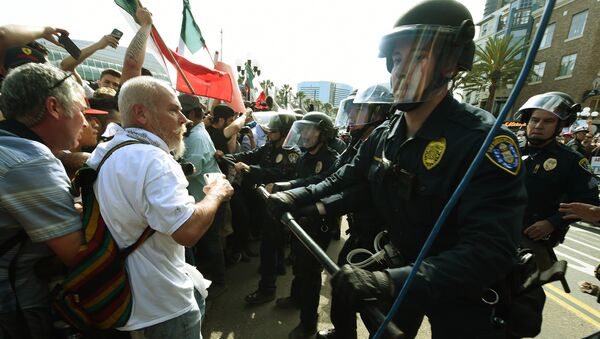 Police push protesters during a rally outside Trump's event in San Diego, California, on May 27, 2016. - Sputnik International