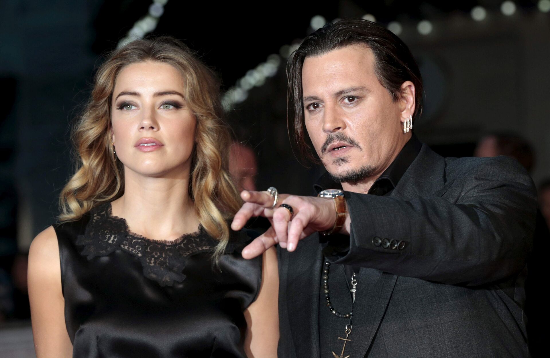 Cast member Johnny Depp and his actress wife Amber Heard arrive for the premiere of the British film Black Mass in London, Britain October 11, 2015.  - Sputnik International, 1920, 25.12.2021
