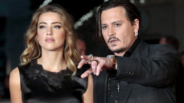 Cast member Johnny Depp and his actress wife Amber Heard arrive for the premiere of the British film Black Mass in London, Britain October 11, 2015.  - Sputnik International