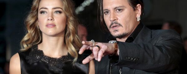 Cast member Johnny Depp and his actress wife Amber Heard arrive for the premiere of the British film Black Mass in London, Britain October 11, 2015.  - Sputnik International