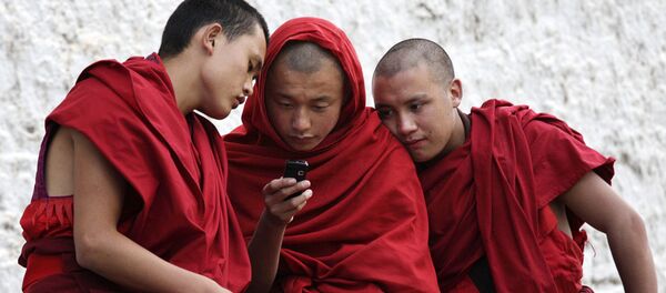 Buddhist monks looking at a mobile phone Buddhist monks looking at a mobile phone - Sputnik International