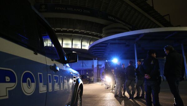 Police officers stand outside the San Siro stadium during an anti-terrorism drill. - Sputnik International