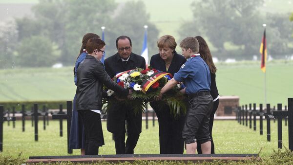 French President Francois Hollande and German Chancellor Angela Merkel lay a wreath at a German cemetery in Consenvoye near Verdun, France, May 29, 2016, during a remembrance ceremony marking the 100th anniversary of the battle of Verdun, one of the largest battles of the First World War (WWI) on the Western Front. - Sputnik International