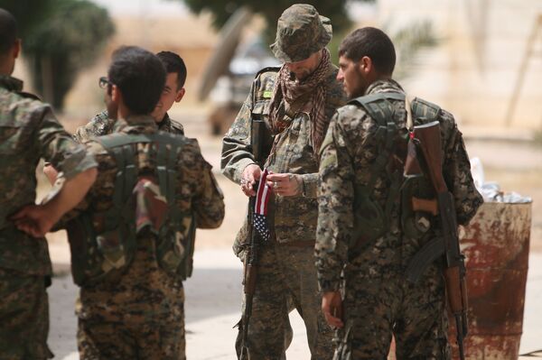 A US fighter, who is fighting alongside with Syria Democratic Forces (SDF), carries his national flag as he stands with SDF fighters in northern province of Raqqa, Syria May 27, 2016 A US fighter, who is fighting alongside with Syria Democratic Forces (SDF), carries his national flag as he stands with SDF fighters in northern province of Raqqa, Syria May 27, 2016 - Sputnik International