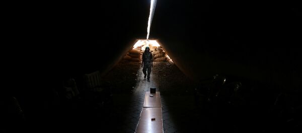 A fighter of the Syria Democratic Forces walks inside a shelter in northern province of Raqqa, Syria May 27, 2016 - Sputnik International
