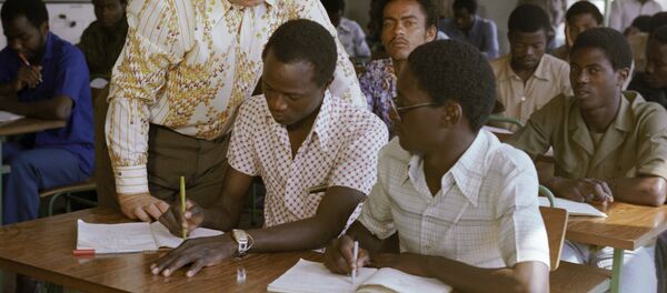 A soviet teacher conducts an electronics lesson in a car-repair training unit in Lobito. - Sputnik International