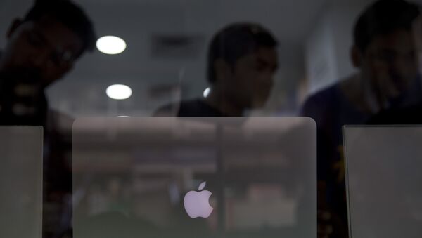 Indian customers check an apple laptop at a store in New Delhi, India, Tuesday, May 17, 2016. - Sputnik International