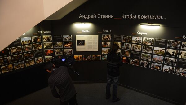 Journalists by the photo exposition of Andrei Stenin, a photo correspondent of the Rossiya Segodnya news agency, who was killed in Ukraine while performing his professional duty. - Sputnik International