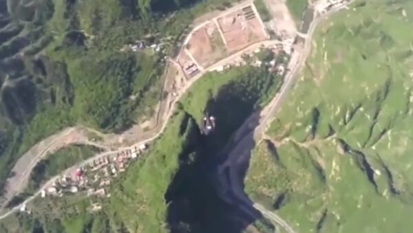Wingsuit pilot flies over China's Great Wall: Jeb Corliss' Human Arrow stunt on GoPro. Base jumping - Sputnik International