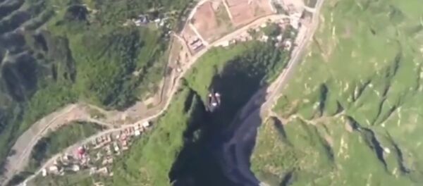 Wingsuit pilot flies over China's Great Wall: Jeb Corliss' Human Arrow stunt on GoPro. Base jumping - Sputnik International
