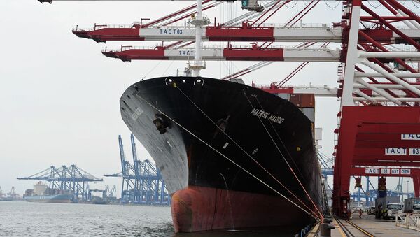 Containers are loaded onto a cargo ship at the Tianjin port in China - Sputnik International