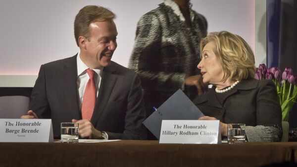 Norway's Minister of Foreign Affairs Borge Brende, left, and former US Secretary of State Hillary Rodham Clinton, confer during the Cookstoves Future summit, Friday Nov. 21, 2014 in New York. - Sputnik International