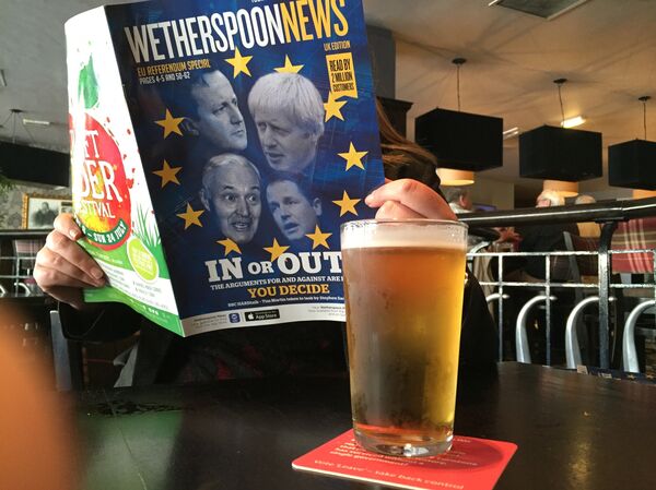 A lunchtime patron in Edinburgh takes in some politics with her beer. A lunchtime patron in Edinburgh takes in some politics with her beer. - Sputnik International