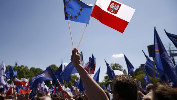 People wave EU and Polish flags as they march during anti-government demonstration organized by main opposition parties in Warsaw, Poland May 7, 2016. - Sputnik International