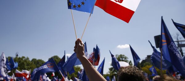 People wave EU and Polish flags as they march during anti-government demonstration organized by main opposition parties in Warsaw, Poland May 7, 2016. - Sputnik International