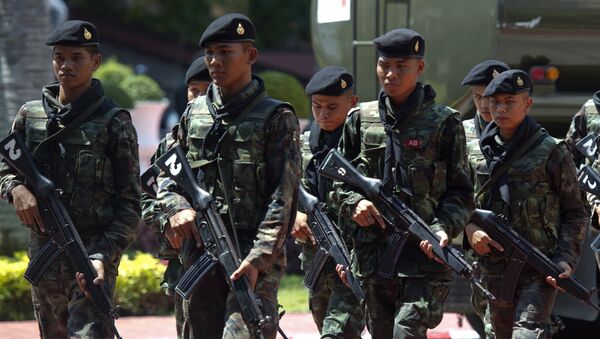 Thai soldiers patrol prior to Thai army chief General Prayut Chan-O-Cha's press conference at the Army headquarters in Bangkok on May 26, 2014 - Sputnik International