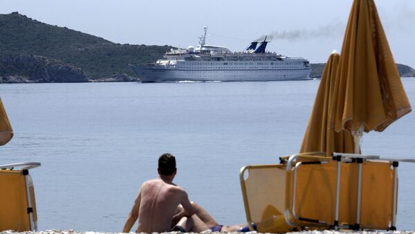 A vacationer at the island of Samos looks at the ferry Orient Queen passing along the coast - Sputnik International