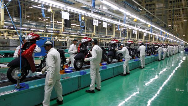 Employees work on an assembly line of Honda Motorcycle & Scooter India during a media tour to the newly inaugurated plant at Vithalapur town in the western state of Gujarat, India, February 17, 2016 - Sputnik International