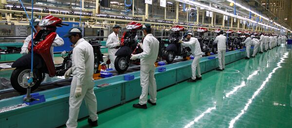 Employees work on an assembly line of Honda Motorcycle & Scooter India during a media tour to the newly inaugurated plant at Vithalapur town in the western state of Gujarat, India, February 17, 2016 - Sputnik International