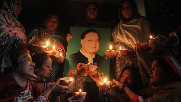 Supporters of Pakistan's Prime Minister Nawaz Sharif hold oil lamps as they pray for his early recovery on May 31, 2016 in Multan - Sputnik International