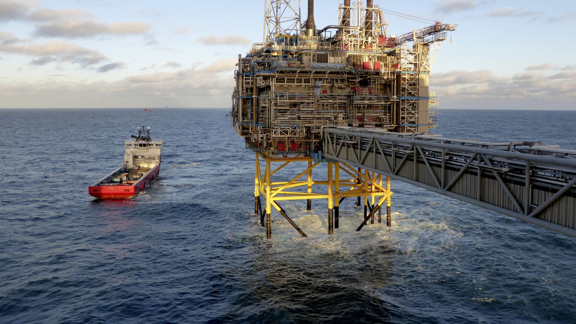 Oil and gas company Statoil gas processing and CO2 removal platform Sleipner T is pictured in the offshore near the Stavanger, Norway, February 11, 2016 - Sputnik International, 1920, 28.01.2022