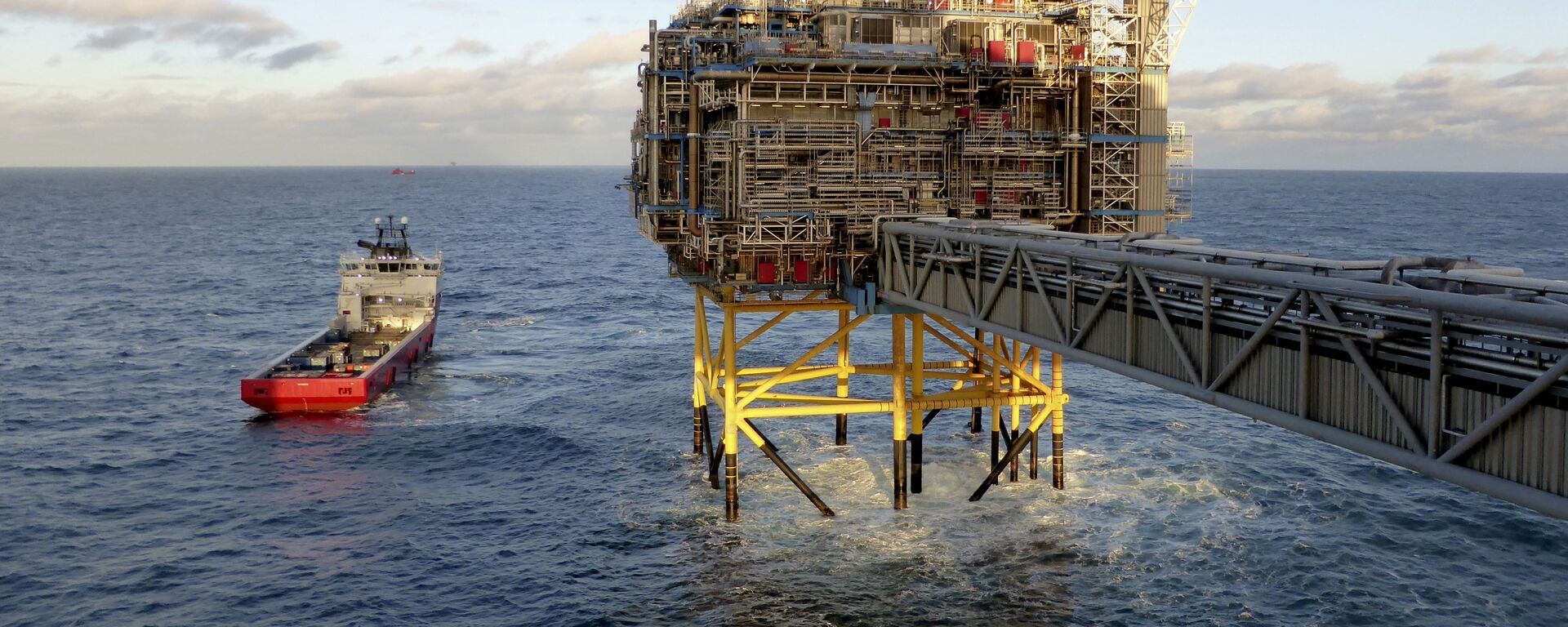 Oil and gas company Statoil gas processing and CO2 removal platform Sleipner T is pictured in the offshore near the Stavanger, Norway, February 11, 2016 - Sputnik International, 1920, 28.01.2022