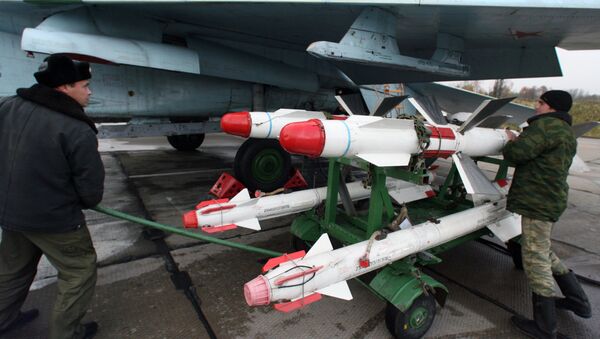 Su-27 being equipped with operational missiles Chkalovsk airdrome - Sputnik International