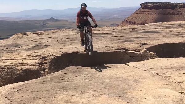 Rider almost falls off cliff - Sputnik International