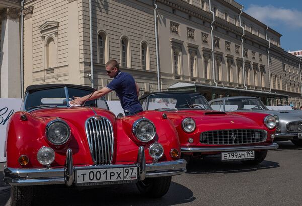 Down the Memory Lane: A Classic Car Parade in Moscow - Sputnik International