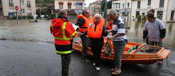 Firefighters evacuate people in a small boat from a flooded street after the Yvette river burst its banks and forced residents to be evacuated in Longjumeau, some 20kms south of Paris, on June 2, 2016 Firefighters evacuate people in a small boat from a flooded street after the Yvette river burst its banks and forced residents to be evacuated in Longjumeau, some 20kms south of Paris, on June 2, 2016 - Sputnik International